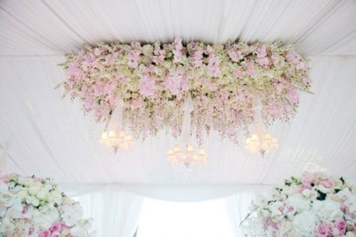 ornement de plafond salle de reception de mariage fleurs roses et blanches 